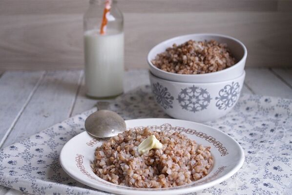 បបរ buckwheat ជាមួយ butter